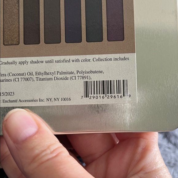 Ellen Tracy Silver Eyeshadow Palette NEW - Picture 5 of 5